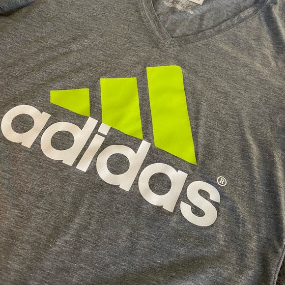 Adidas T-Shirt 💚 - Picture 2 of 3